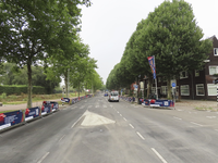 902603 Gezicht over de Blauwkapelseweg te Utrecht, waar reclame-uitingen geplaatst zijn langs het parcours van de ...